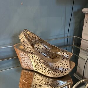 Kenneth Cole gold wedge sandles very good condition. 8.5 women’s